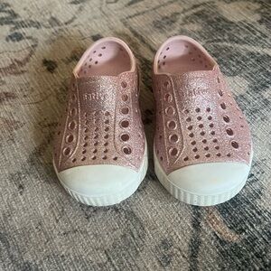 Native milk pink glitter slip-on toddler 4